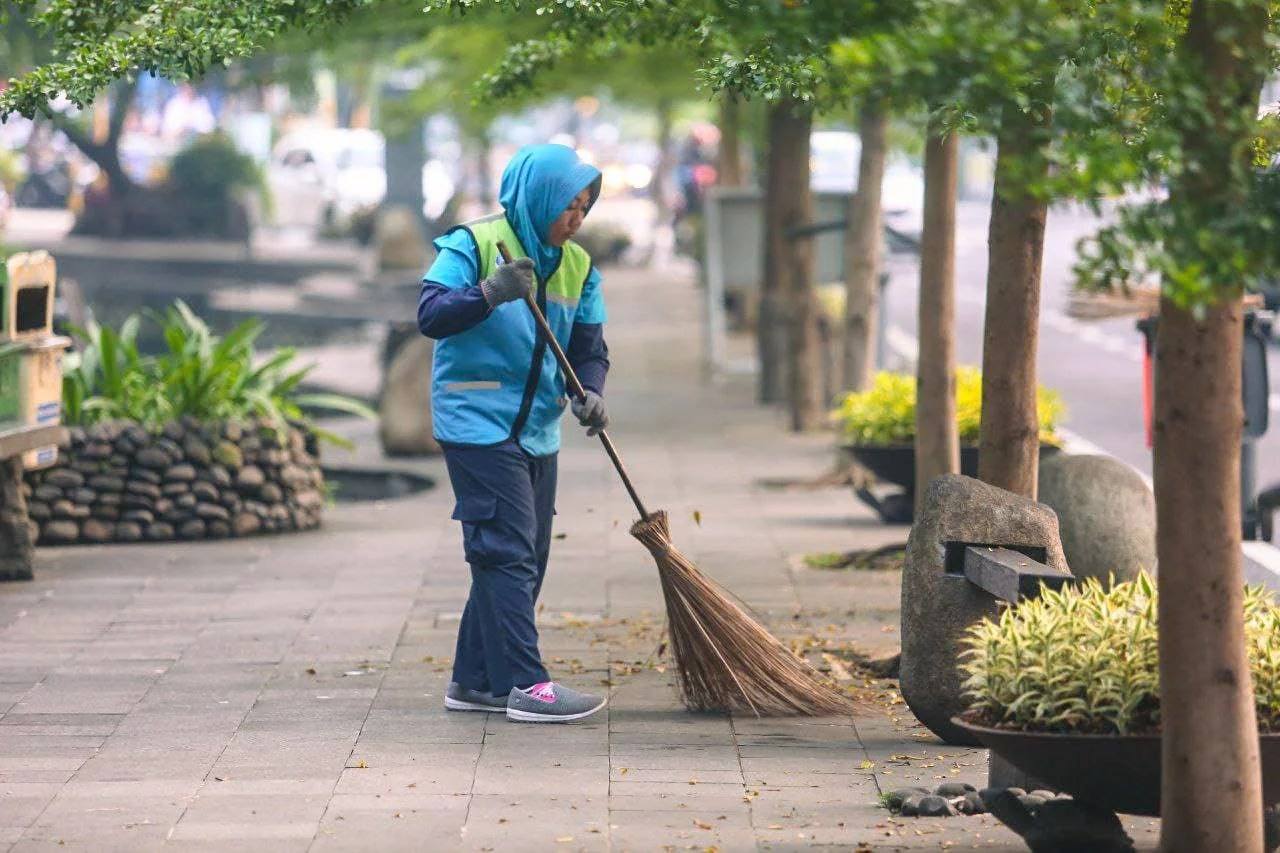 Dinas Lingkungan Hidup (DLH) Kota Bandung tetap menjaga komitmen pelayanan kebersihan meskipun di tengah suasana Hari Raya Idulfitri 1447 Hijriah.Dok-Diskominfo Kota Bandung
