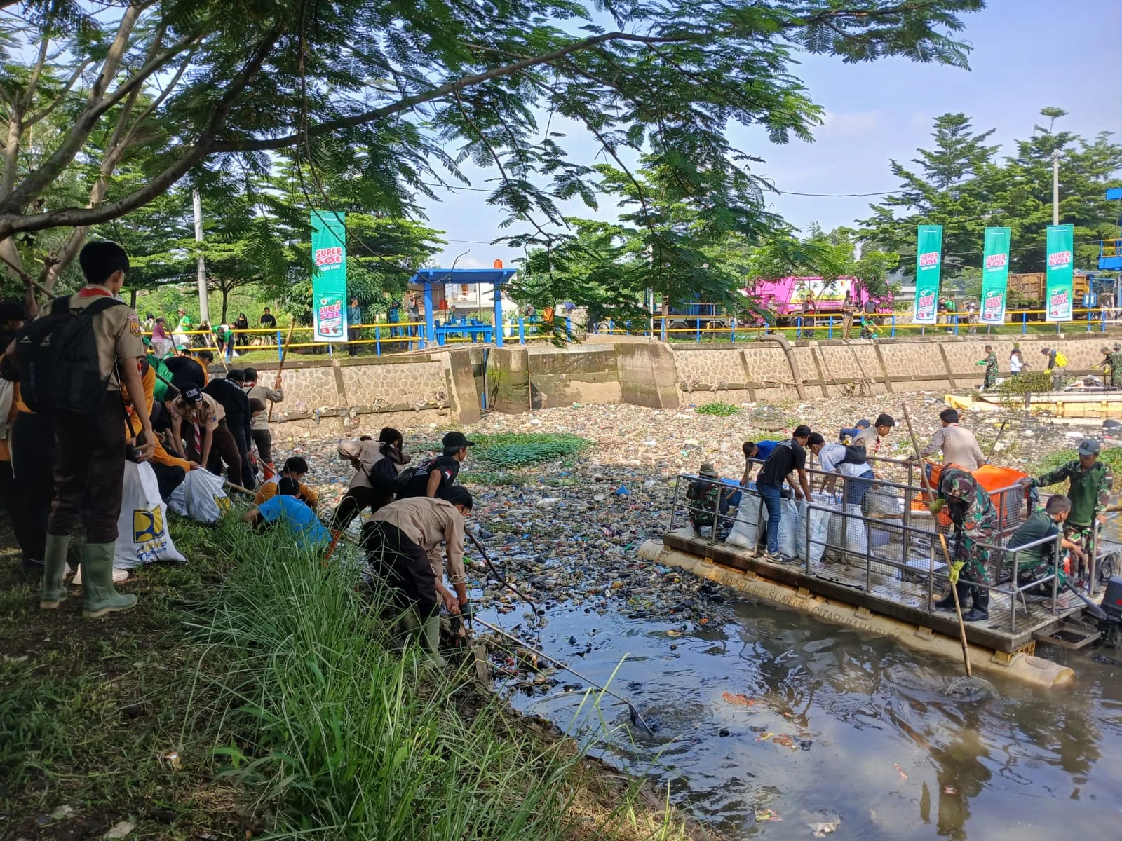 Dansektor 6 Citarum Harum  kolonel inf. Yanto Kusno Hendarto bersama elemen masyarakat ,Ormas ,Pramuka dan instansi pemerintah membersihkan Sungai dari tumpukan sampah (foto Dok ist)