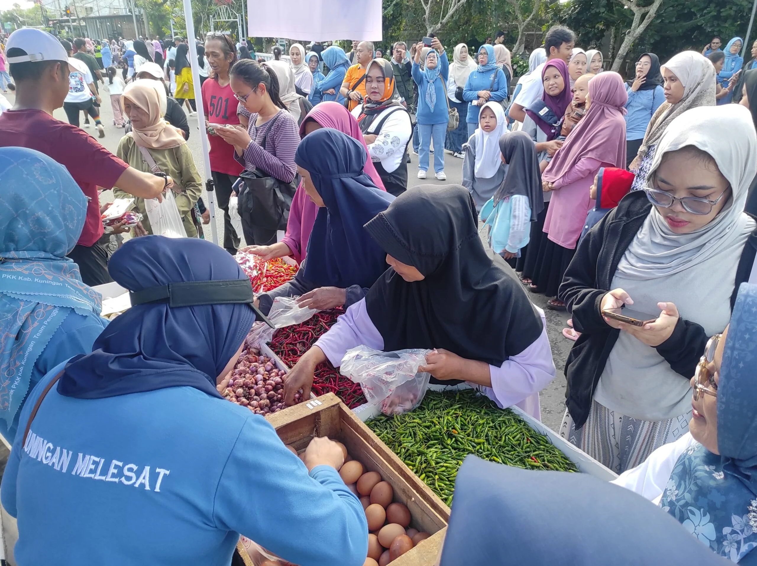 Bupati Kuningan, Dian Rachmat Yanuar, saat menghadiri kegiatan Bazar Pangan Murah dan Segar di depan Pendopo Kabupaten Kuningan.Dok-Diskominfo Kuningan