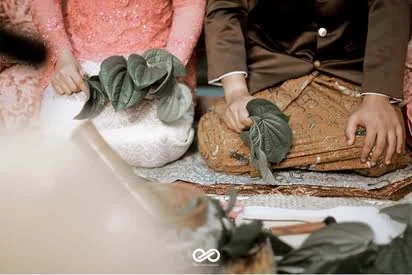 Tradisi Ngeuyeuk Seuruh perkawinan dianggap hiji ajén sakral sarta ngandung harti anu jero.