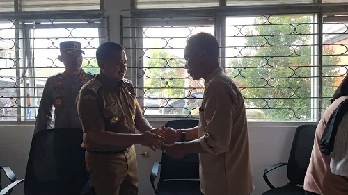 Bupati Sumedang Dony Ahmad Munir memberikan bantuan sebesar Rp.10 juta dari uang pribadinya untuk perbaikan rumah tidak layak huni (rutilahu) milik keluarga M. Fikri Ibrahim warga Desa Sukaraja, Kecamatan Cibugel.Dok-Diskominfosanditik Sumedang