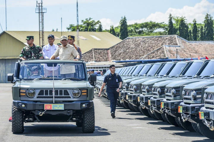 Menteri Pertahanan Sjafrie Sjamsoeddin meninjau langsug kendaraan khusus Maung MV3 dengan didampingi oleh Kapolri Jenderal Listyo Sigit Prabowo dan Panglima TNI Jenderal Agus Subiyanto. (Antara)