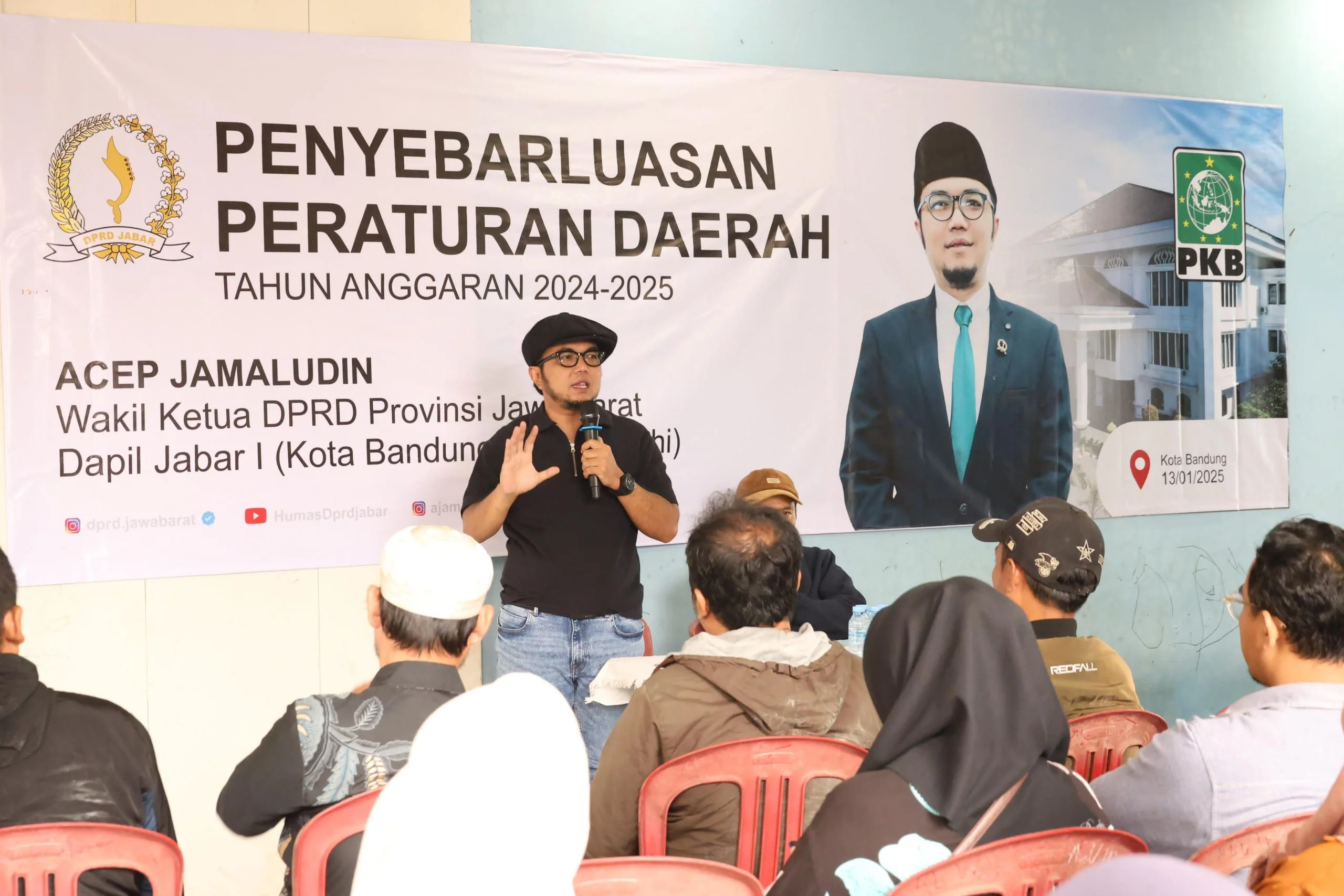 KabarSunda.com-  Wakil Ketua DPRD Provinsi Jawa Barat Acep Jamaludin melaksanakan Kegiatan Penyebarluasan Peraturan Daerah (Perda) di Kelurahan Cigondewah, Kecamatan Bandung Kulon, Kota Bandung, Senin (13/1/25).