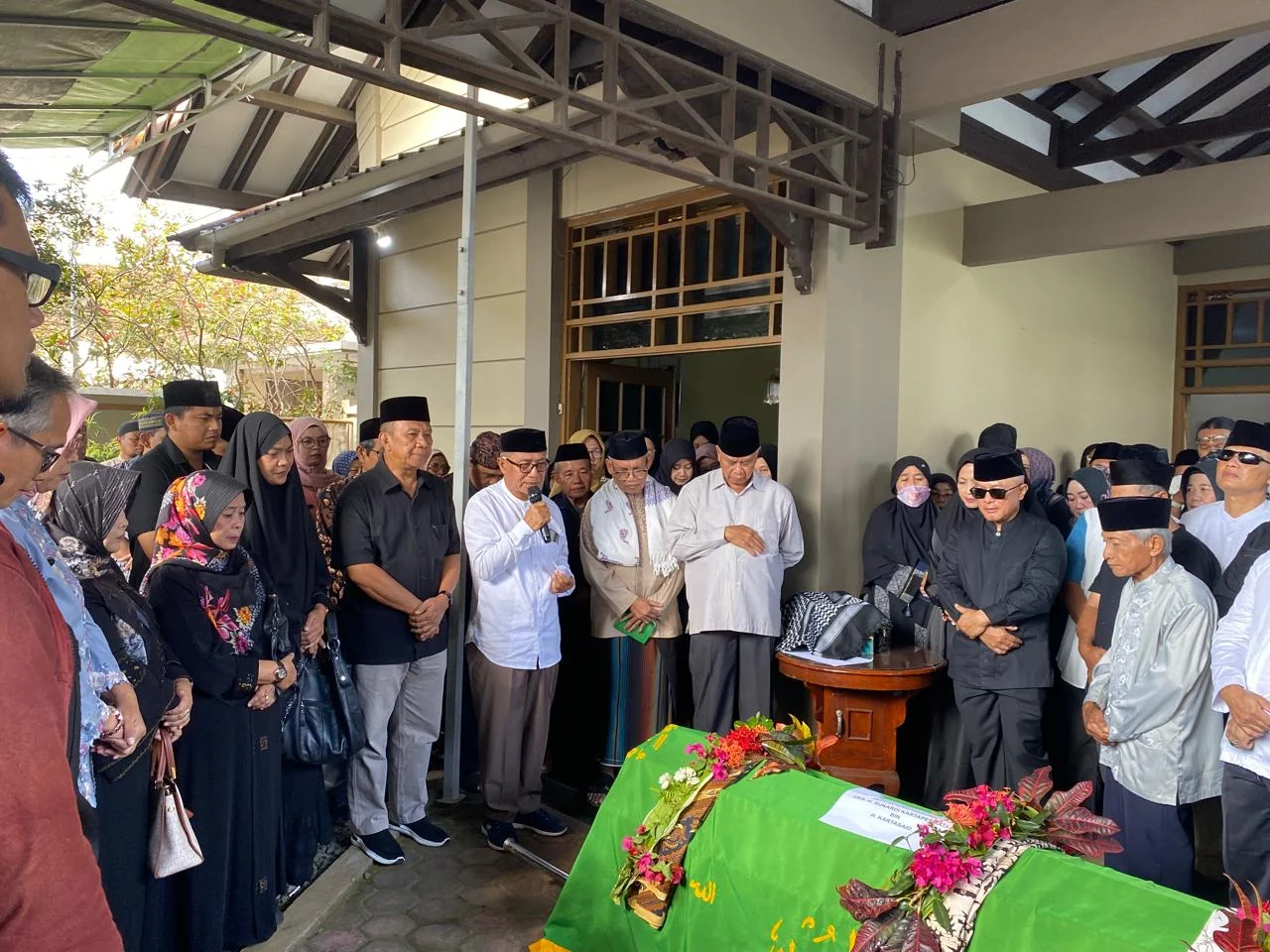 Kabar duka bagi keluarga besar Bupati Kuningan, Dr. H. Dian Rachmat Yanuar, M.Si. Ayahanda beliau, Drs. H. Sukardi Kartapermata Bin Kartasaid, berpulang ke Rahmatullah, Kamis (27/11/2025).Ist