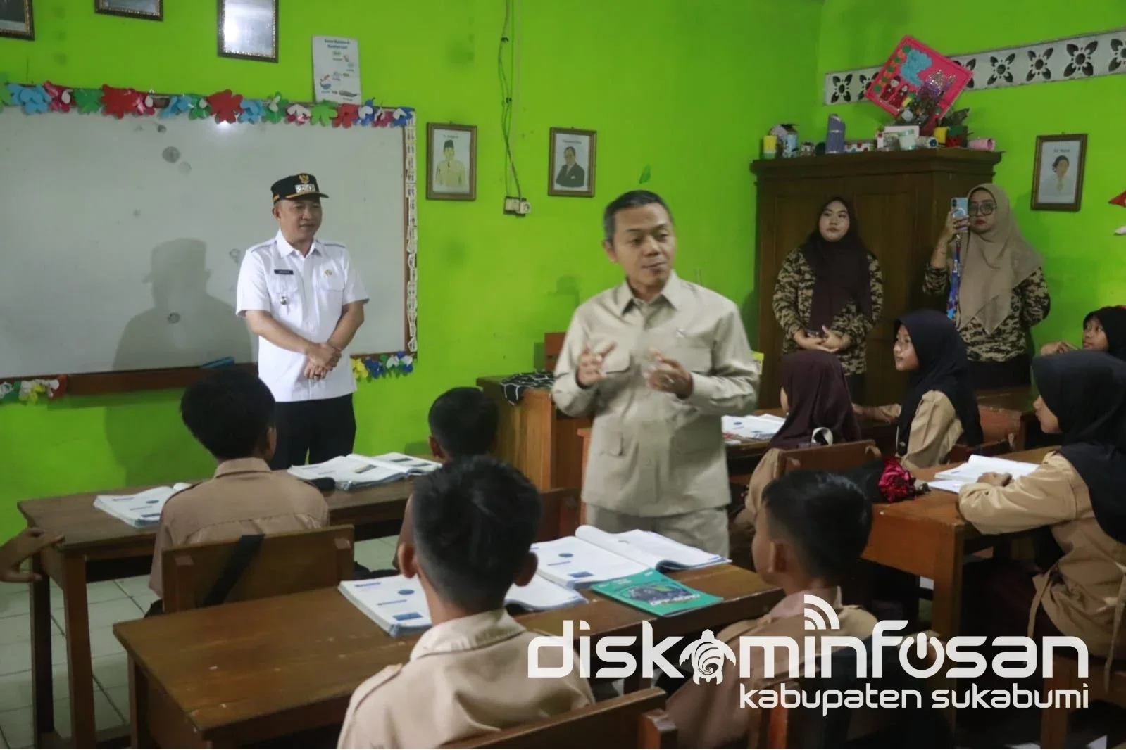 Wakil Bupati Sukabumi Andreas mendampingi Wakil Menteri Pendidikan Dasar dan Menengah Fajar Riza Ul Haq dalam kunjungan kerja ke Sekolah Rakyat Menengah Pertama (SRMP) 7 Sukabumi.Dok- Bid IKP/Diskominfosan