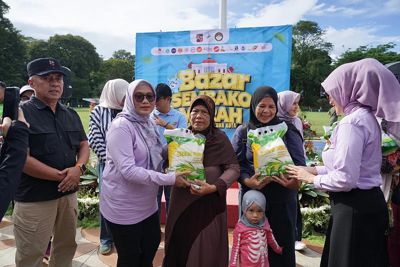 Dharma Wanita Persatuan (DWP) Kota Bogor menggelar Bazar Sembako Murah di Lapangan Sempur, Kota Bogor.Dok-Diskominfo Kota Bogor