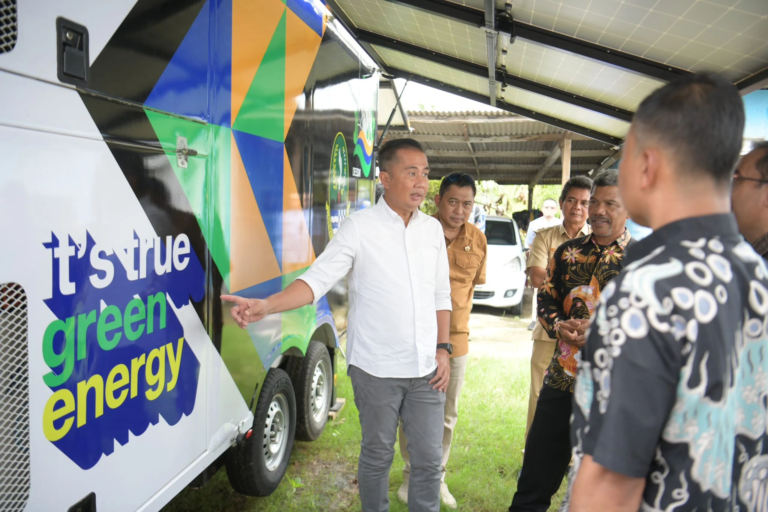 Penjabat Gubernur Jawa Barat Bey Machmudin  meninjau Mobile Cold Storage dari Program Hibah Kompetitif Institut Teknologi Bandung di KUD Mandiri Mina Fajar Sidik, Kecamatan Blanakan, Kabupaten Subang Senin (3/2/2025).