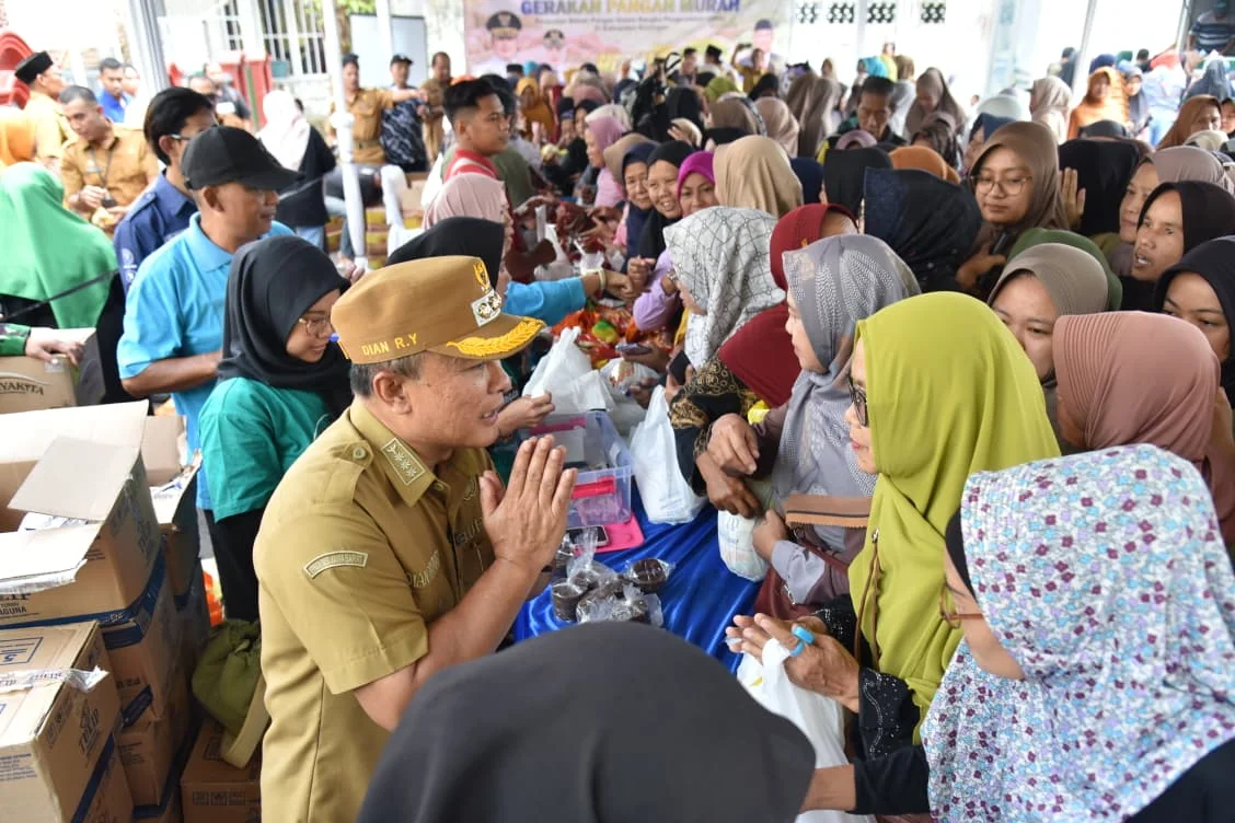 Bupati Kuningan Dr. H..Dian Rachmat Yanuar, M.Si,  mengatakan  pemerintah daerah hadir untuk membantu masyarakat menghadapi kenaikan harga bahan pokok di Bulan Ramadhan.Dok-IKP/Diskominfo/Prokompim