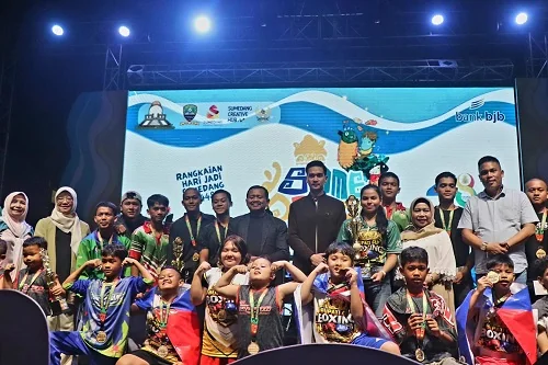 Bupati Sumedang H. Dony Ahmad Munir didampingi Wakil Bupati Sumedang M. Fajar Aldila menyerahkan piala kepada para juara di Halaman MPP.Dok-Diskominfosanditik Sumedang