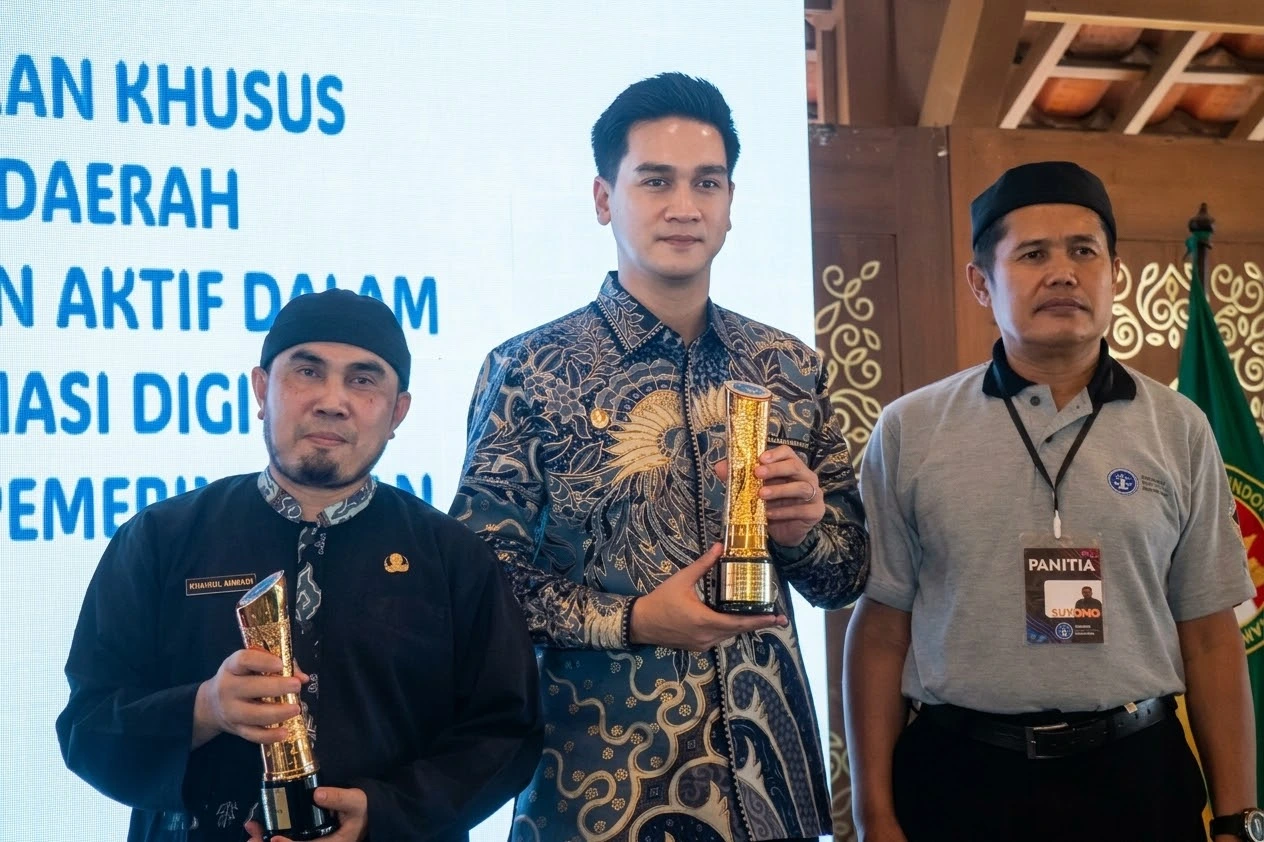 Wakil Bupati Sumedang M. Fajar Aldila saat menerima penghargaan  di Pendopo Kota Bandung, Kamis, 29 Oktober 2026.
