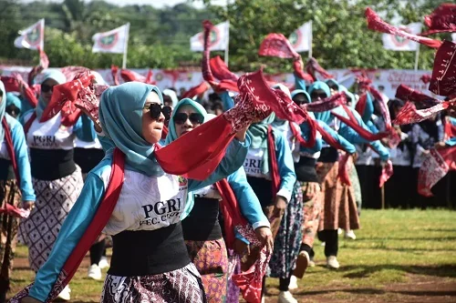 Bupati Sumedang Dony Ahmad Munir menyampaikan apresiasi yang tinggi kepada jajaran PGRI  Sumedang.Ist