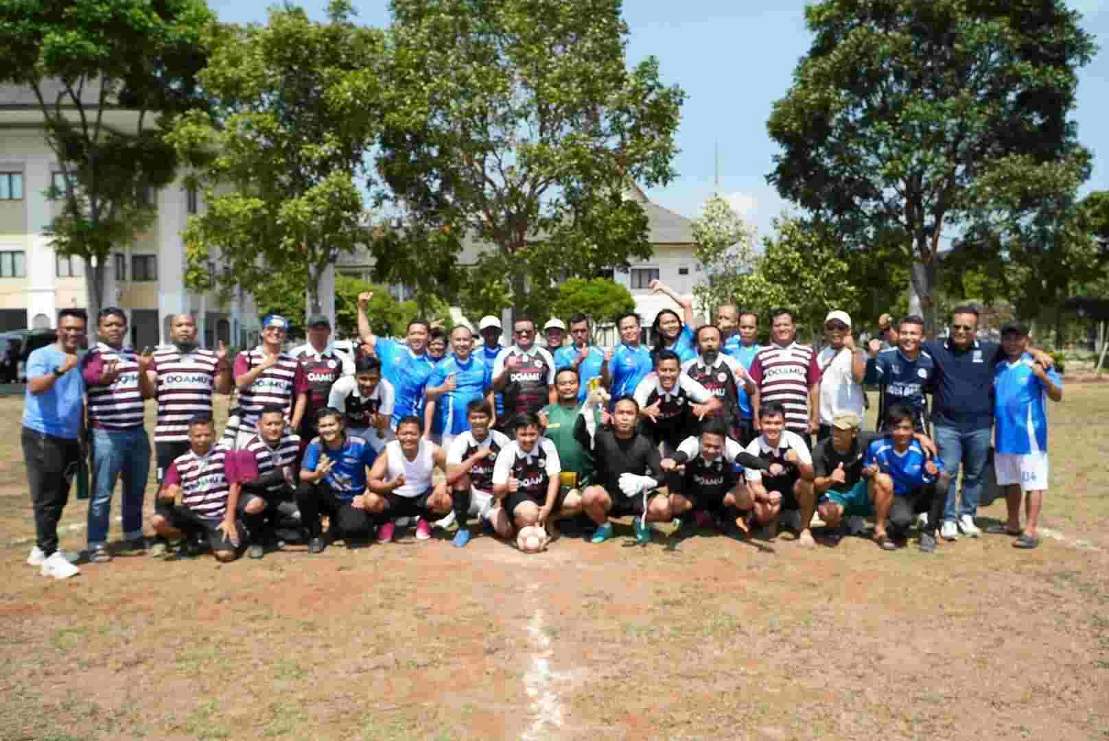 Bupati Sumedang Dony Ahmad Munir bersama para jurnalis melalui kegiatan olahraga mini Soccer di Lapangan Mini Soccer Pusat Pemerintahan Sumedang (PPS) pada Jumat, 23 Oktober 2026.