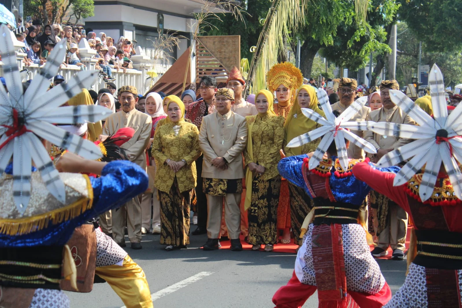 Bupati Kuningan Dr. H. Dian Rachmat Yanuar, M.Si. bersama istri, didampingi Wakil Bupati, Pj Sekda, Forkopimda, dan para kepala OPD  menuju lokasi utama acara.Ist