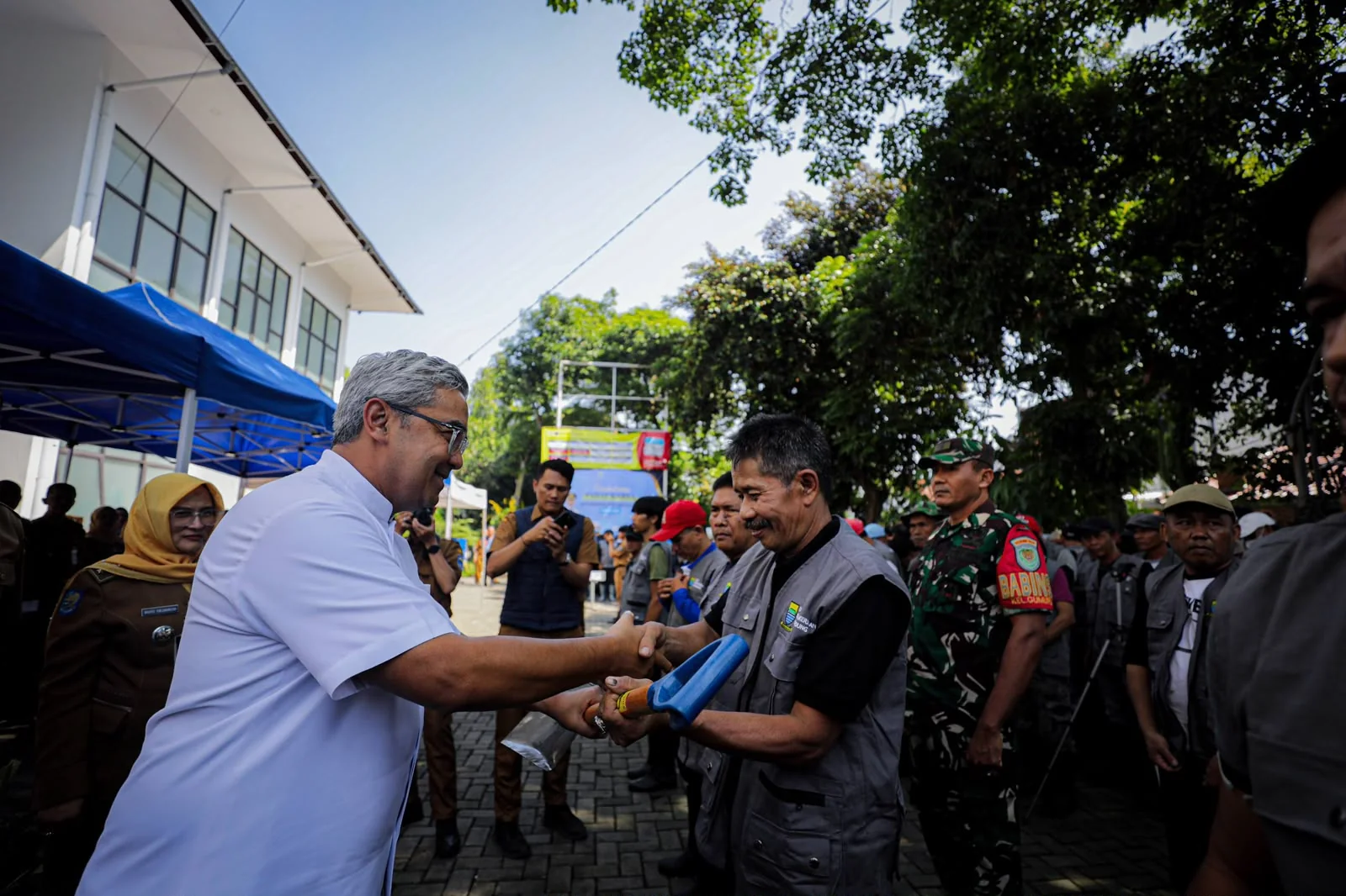 Wali Kota Bandung, Muhammad Farhan, secara langsung melepas para peserta yang berasal dari Kelurahan Maleer, Samoja, Cibangkong, Kebon Gedang, Gumuruh, dan Kacapiring.Dok-Dsikominfo Kota Bandung