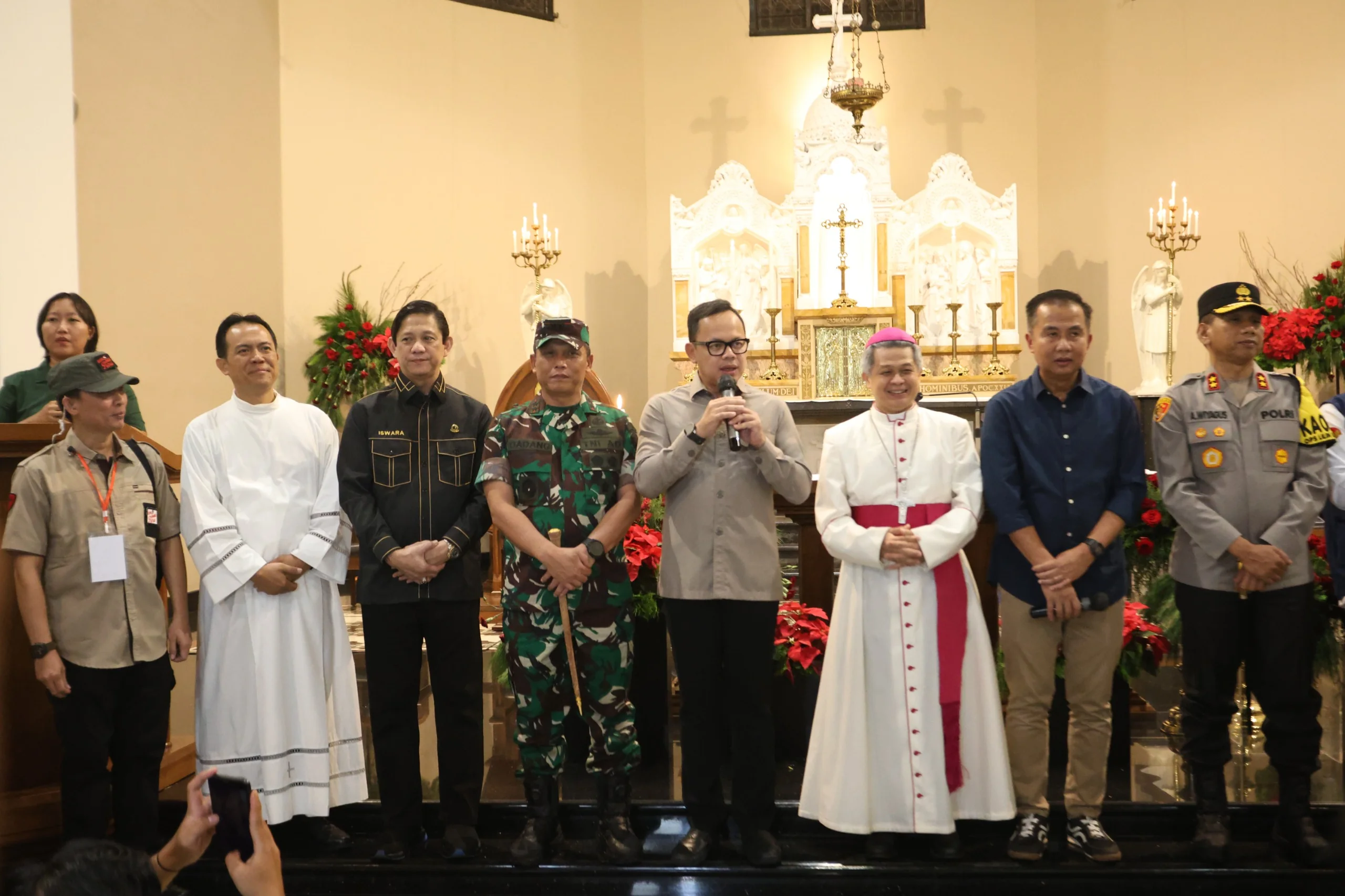 Penjabat Gubernur Jawa Barat Bey Machmudin mendampingi Wakil Menteri Dalam Negeri Bima Arya Sugiarto meninjau Malam Misa Natal di Kota Bandung, Selasa (24/12/2024).