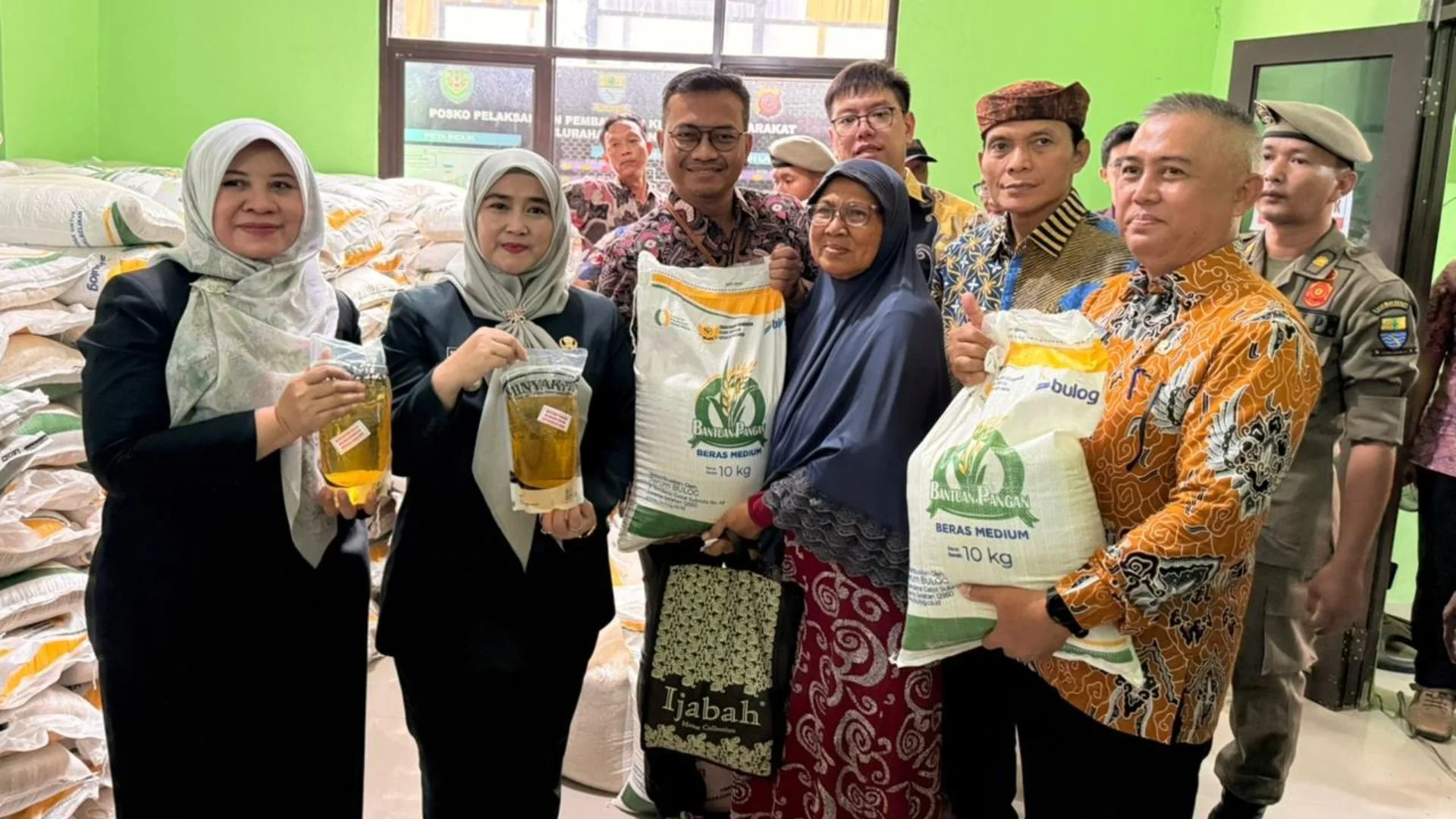 Wakil Wali Kota Cirebon, Siti Farida Rosmawati, yang memantau langsung proses distribusi di lapangan, menekankan bahwa program ini merupakan bagian integral dari Program Ketahanan Pangan Nasional.Dok-Beni Agus Pratama