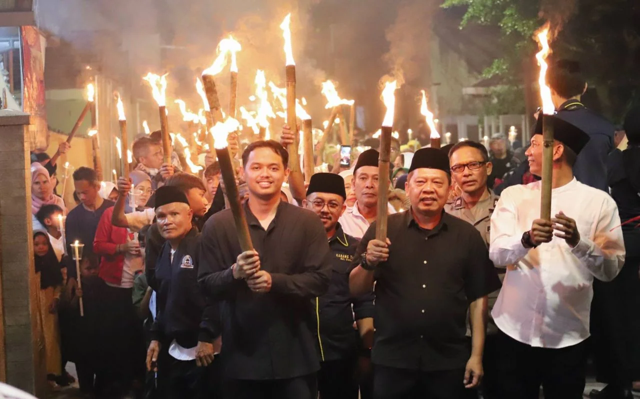 Anggota Komisi IV DPRD Kota Bandung, Reza Panglima Ulung, mengikuti Pawai Obor Kelurahan Ciseureuh dalam rangka menyambut Tahun Baru Islam 1448 Hijriah.Dok-Robby/Humpro DPRD Kota Bandung