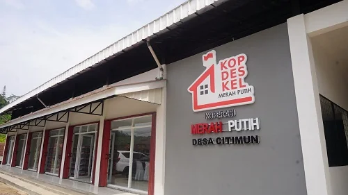 Bupati Sumedang Dony Ahmad Munir mengikuti peresmian Koperasi Desa/Kelurahan Merah Putih (KDKMP) oleh Presiden Republik Indonesia Prabowo Subianto melalui zoom meeting.Dok-Diskominfosanditik Sumedang