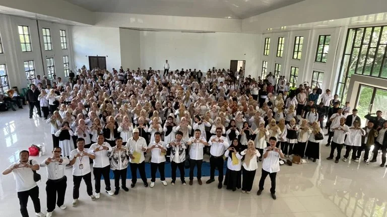 Sebanyak 392 orang guru dan tenaga kependidikan dari berbagai SD dan SMP, yang belum berstatus Pegawai Pemerintah Dengan Perjanjian Kerja (P3K) Paruh Waktu, menerima surat penugasan yang diserahkan oleh Kepala Dinas Pendidikan dan Kebudayaan (Disdikbud) K