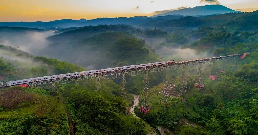 Nikmati Jalur Kereta Api Terindah, Rute Jakarta–Bandung dan Surabaya–Bandung
