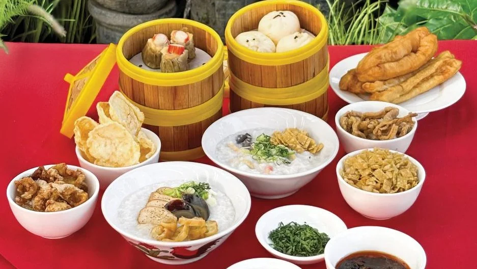 Menikmati semangkuk bubur hangat dengan topping premium dan dimsum kukus segar ditengah dinginnya malam Kota Bandung di Harris Cafe.