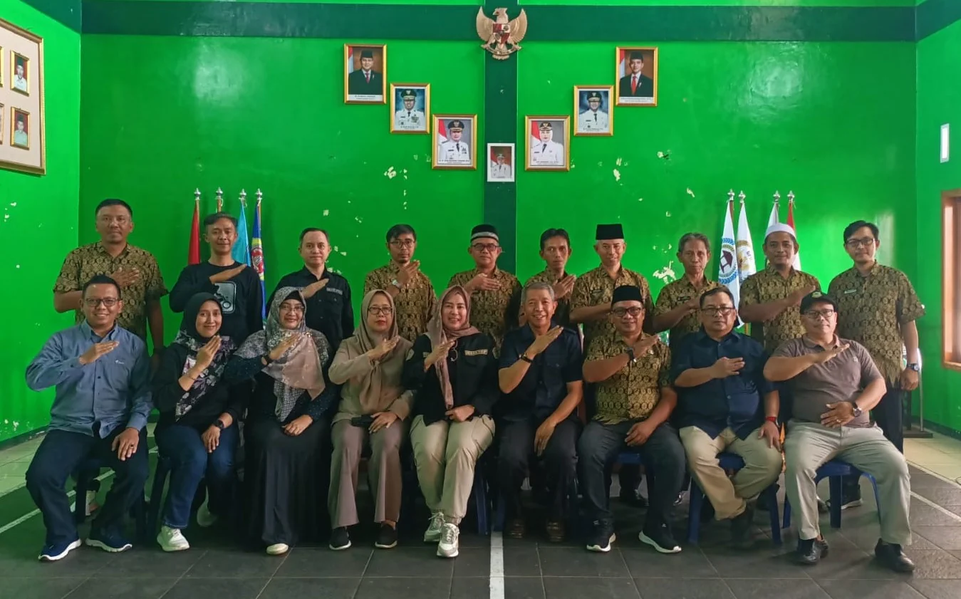 Kepala Diskominfo Kuningan Drs. H. Ucu Suryana, M.Si, didampingi Sekretaris.Ist