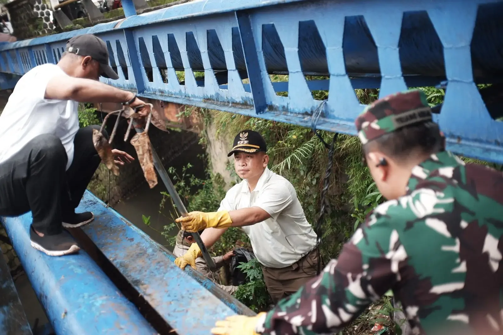 Wali Kota Depok, Supian Suri memimpin kerja bakti lingkungan sepanjang Jalan Proklamasi, Kecamatan Sukmajaya, Kota Depok, Minggu (08/02/26). (Foto : JD01/Diskominfo).