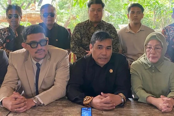 Konferensi pers penolakan penyegelan aset Yayasan Margasatwa Tamansari oleh Kejati Jabar di Bandung Zoo, Kamis, 6 Februari 2025.