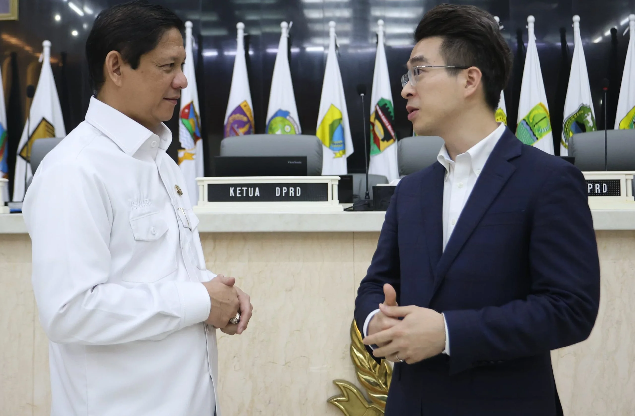 Wakil Ketua DPRD Provinsi Jawa Barat MQ Iswara berbincang dengan salah satu pengusaha.