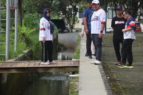 Bupati Sumedang,Dony Ahmad Munir didampingi Sekda Tuti Ruswati saat melihat saluran Air PPS.Dok-Diskominfosanditik Sumedang