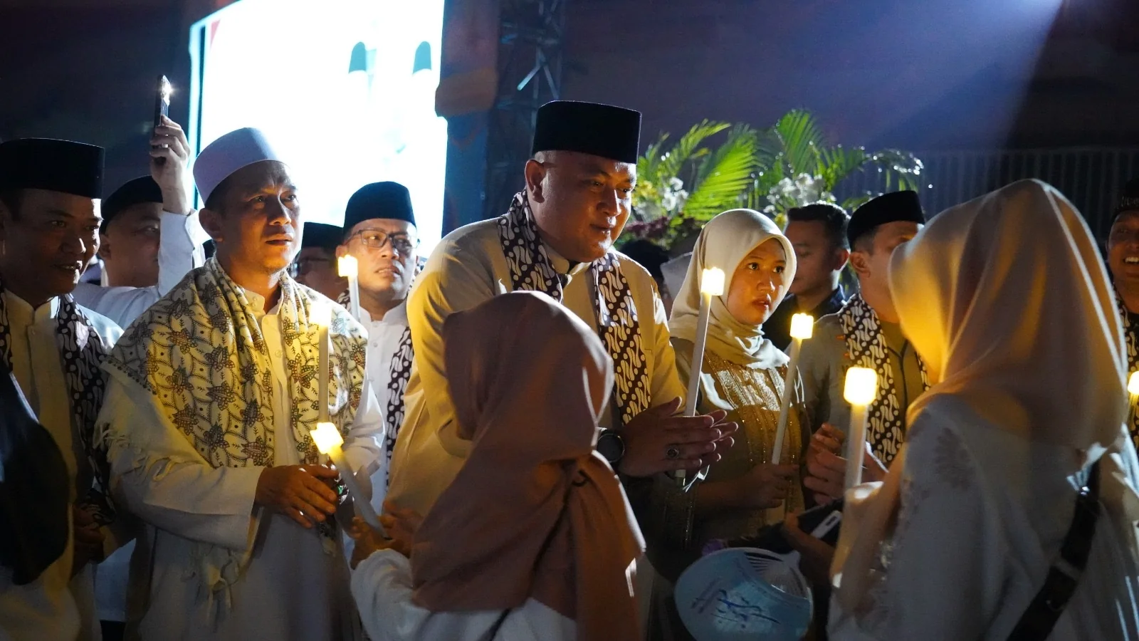 Bupati Bogor, Rudy Susmanto, bersama jajaran Forkopimda berbaur dengan masyarakat merayakan malam takbiran dengan menggelar pawai obor.Dok-Diskominfo Kab Bogor