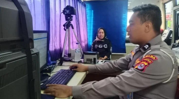 Satlantas Polrestabes Bandung membuka layanan SIM Keliling yang bisa dimanfaatkan masyarakat untuk memperpanjang SIM.