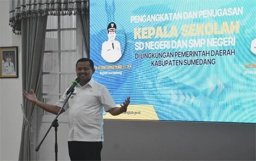 Bupati Dony Ahmad Munir saat menyerahan Surat Keputusan Rotasi Kepala Sekolah SD &amp; SMP se-Kabupaten Sumedang Tahun 2025.Diskomimfosanditik