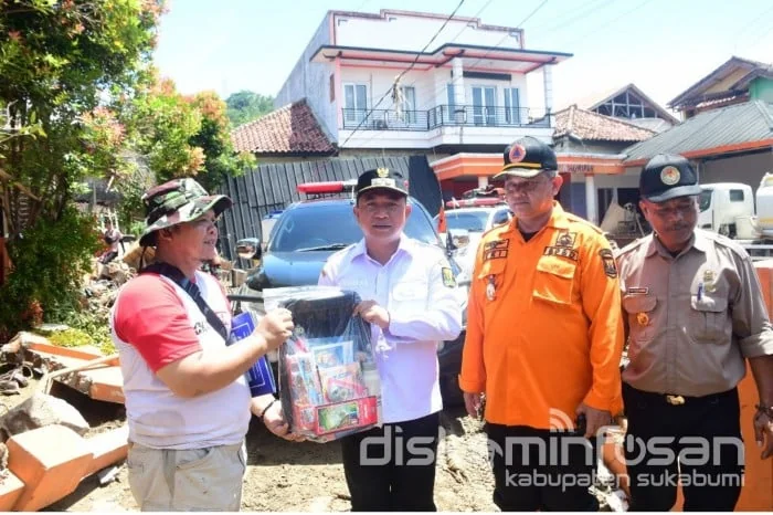 setelah Wakil Bupati Sukabumi Andreas meninjau langsung sejumlah titik terdampak bersama Kepala Pelaksana BPBD Eki Radiana Rizki, unsur Forkopimda, dan Camat Cisolok.Ist