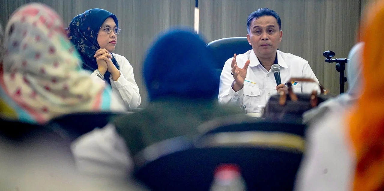 Plt Kadisdik Jabar, Deden Saepul Hidayat memberi arahan dalam Musyawarah Kerja Pengawas Sekolah Menengah Atas Jabar di Aula Dewi Sartika Disdik Jabar, Kota Bandung, Rabu, 23 April 2025.