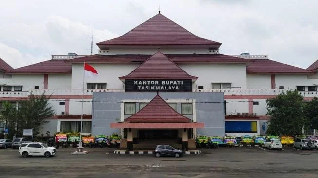 Bupati Tasikmalaya Sindir Dedi Mulyadi Soal Bangunan SD yang Rusak