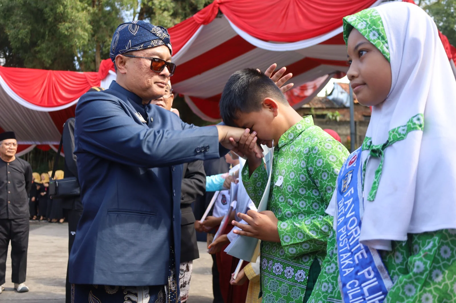 Bupati Kuningan, Dr. H. Dian Rachmat Yanuar, M.Si., hadir sebagai pembina upacara sekaligus menyampaikan pesan reflektif yang menyentuh arah pembangunan pendidikan di daerah.Dok-Diskominfo Kuningan