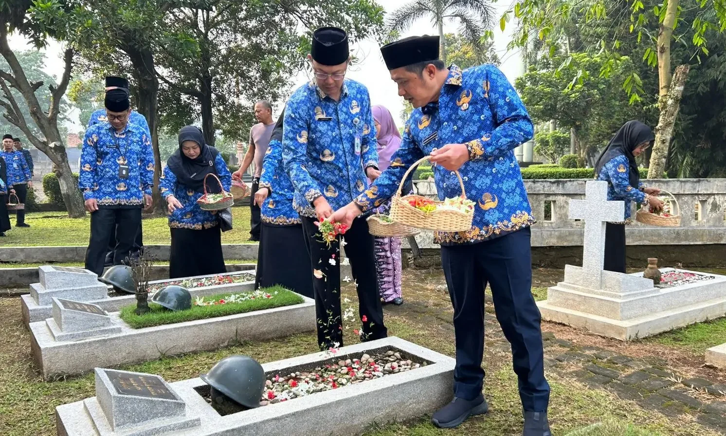 Wakil Wali Kota Depok, Chandra Rahmansyah (kanan) bersama kepala perangkat daerah melakukan ziarah dan tabur bunga di TMP Kalimulya, Kecamatan Cilodong, Kamis (23/04/26). (Foto: JD 01/Diskominfo Depok).