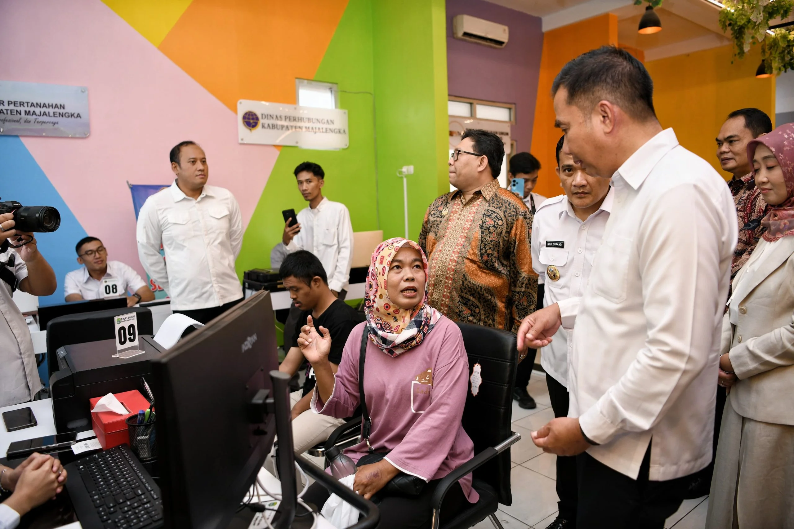 Penjabat Gubernur Jawa Barat Bey Machmudin menghadiri acara  Majalengka Yanlik Fest 1.0 sekaligus meresmikan Mal Pelayanan Publik (MPP) di Gedung Mal Pelayanan Publik Majalengka, Kabupaten Majalengka, Rabu 18/12/2024.