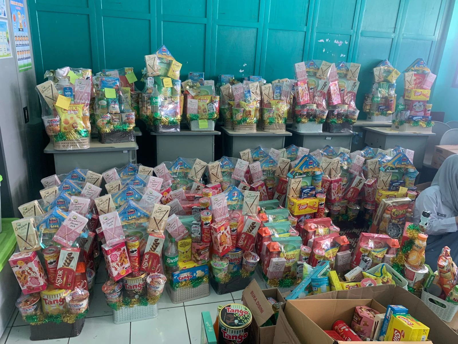 Siswa SLB Dharmawanita Kota Bogor membuat parsel Lebaran.Dok-Nizar Humas Disdik Jabar