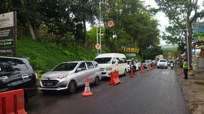 Jalur ke kawasan wisata Lembang, Kabupaten Bandung Barat (KBB) sering diberlakukan satu jalur karena kepadatan kendaraan wisatawan selama libur, termasuk Natal dan Tahun Baru.