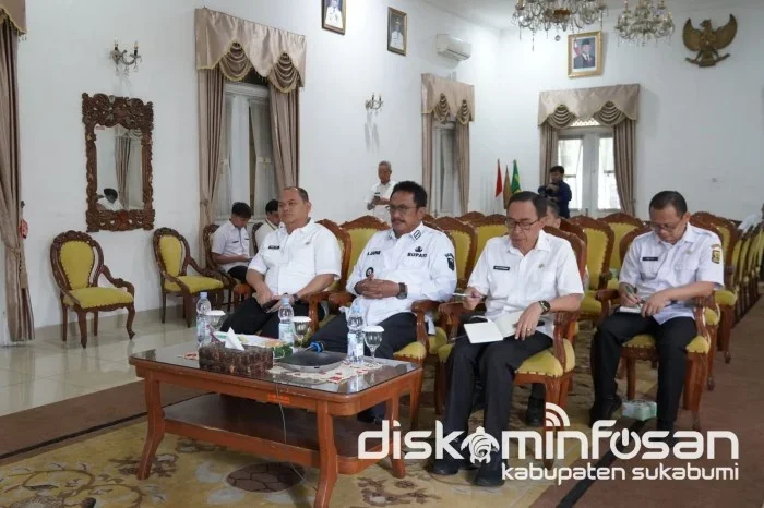 Bupati Sukabumi Asep Japar mengikuti rapat koordinasi bersama Menteri Dalam Negeri Republik Indonesia Muhammad Tito Karnavian secara daring dari Pendopo Sukabumi.Ist