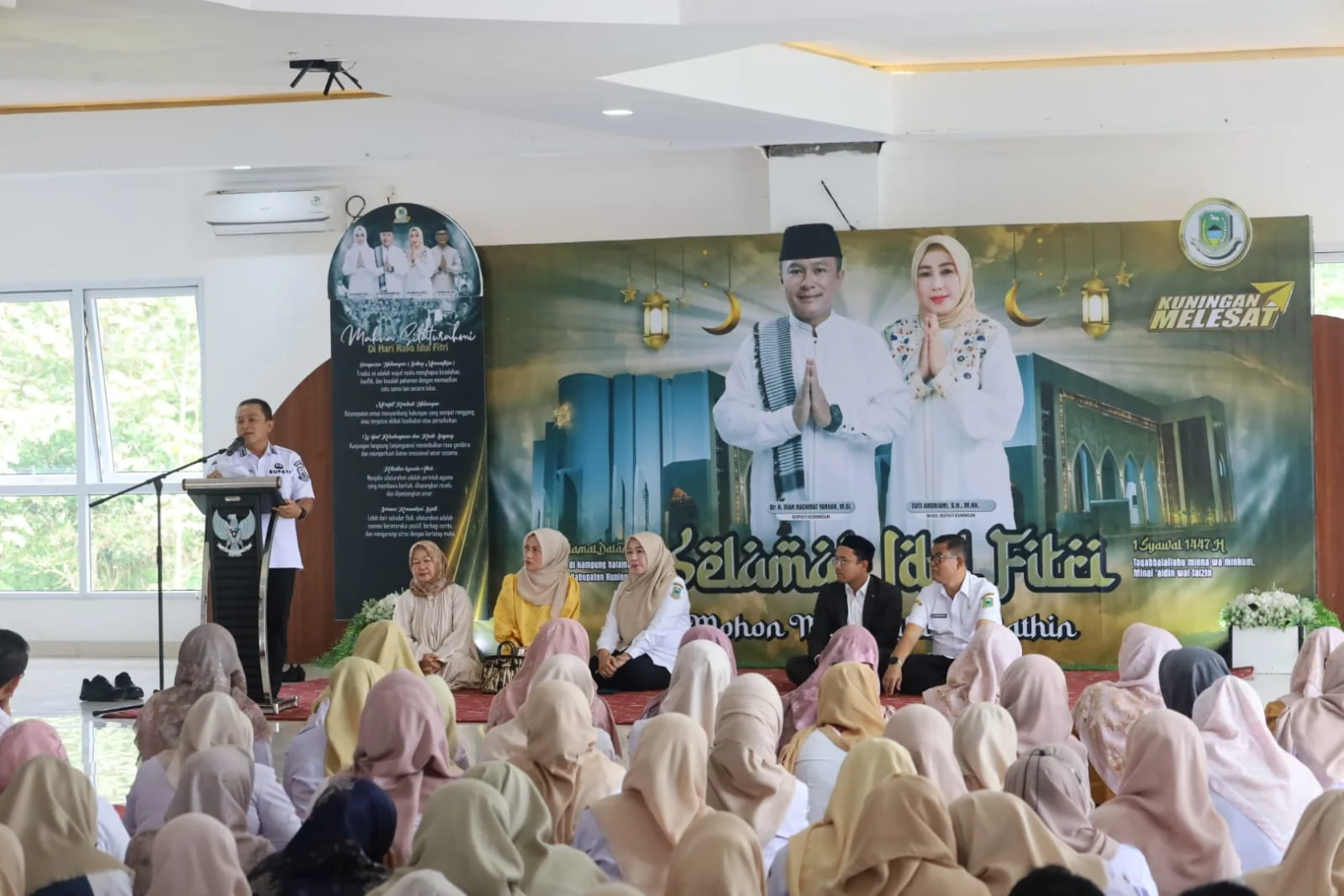 Bupati Kuningan, Dr. H. Dian Rachmat Yanuar, M.Si., bersama Wakil Bupati Tuti Andriani, S.H., M.Kn., dan Sekretaris Daerah Uu Kusmana, S.Sos., M.Si., menghadiri kegiatan Halal Bihalal Aparatur Pemerintah Daerah Kabupaten Kuningan yang digelar di Ballroom