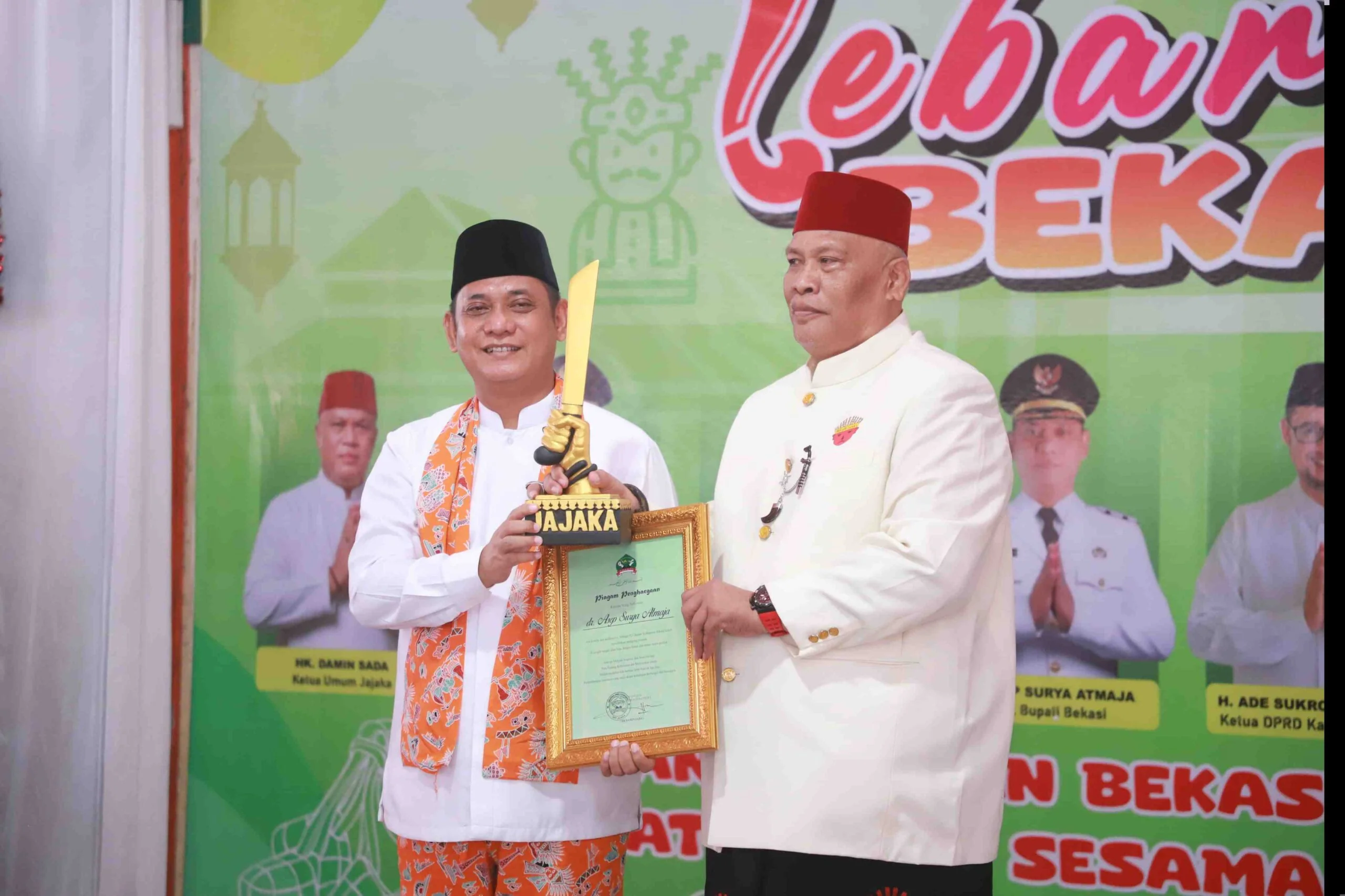 Plt. Bupati Bekasi Asep Surya Atmaja bersama Ketua Umum Jajaka Nusantara, HK Damin Sada, menghadiri Lebaran Bekasi ke-8. Acara tahunan ini sebagai bentuk silaturahmi dan pelestarian budaya Betawi, yang dirangkai dengan penyambutan pertunjukan palang pintu