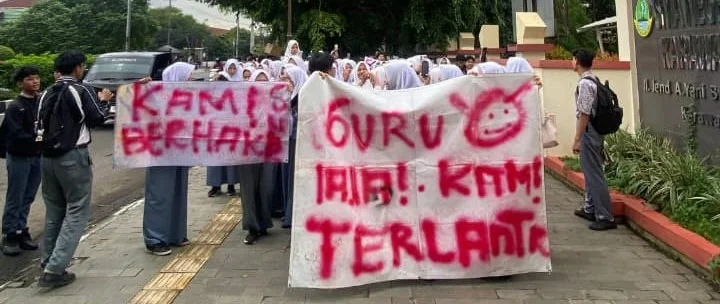 Siswa SMAN 4 Karawang melakukan aksi demonstrasi di halaman sekolah pada Selasa (5/2).