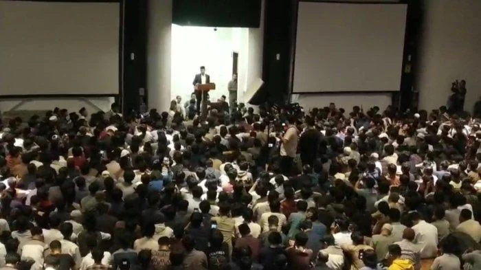 Anies Baswedan hadir sebagai pengisi ceramah di Masjid Salman ITB, Jalan Ganesha, Kota Bandung, Sabtu, 8 Maret 2025. (foto Tribun)