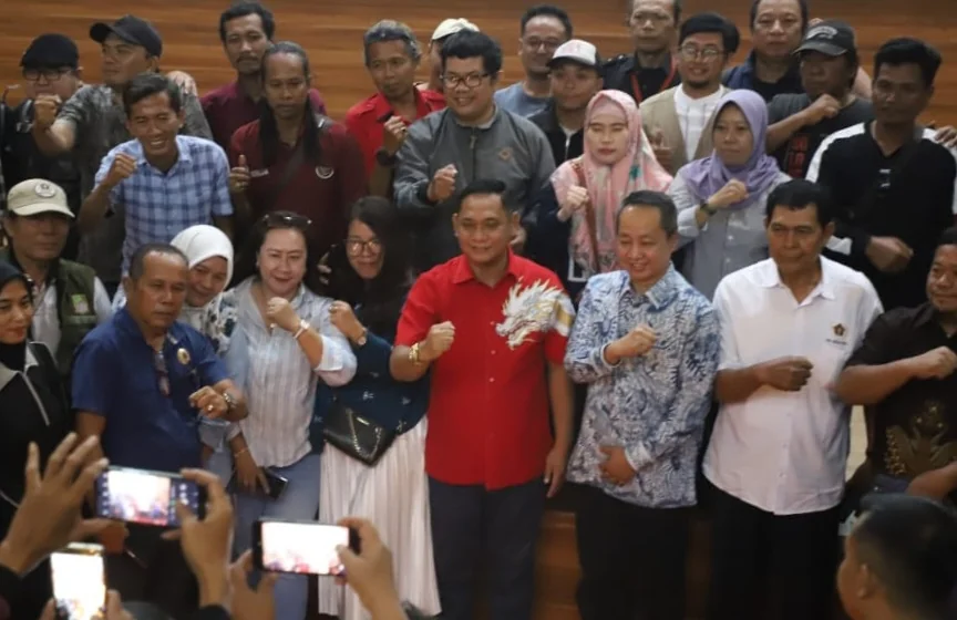 Pelaksana Tugas (Plt) Bupati Bekasi dr. Asep Surya Atmaja mengajak insan pers untuk memperkuat sinergi dalam membangun komunikasi publik yang positif guna mendukung pembangunan Kabupaten Bekasi.Dok-Diskominfosantik