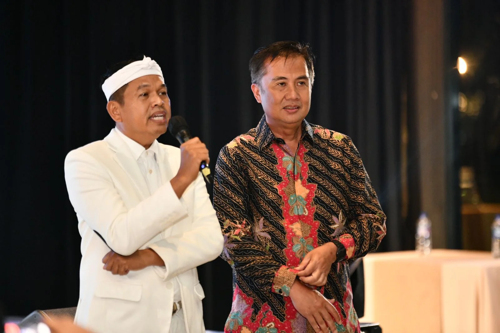 Pj Gubernur Jabar Bey Machmudin bersama Gubernur Jabar terpilih Dedi Mulyadi menghadiri gala dinner kolaborasi pembangunan di Jawa Barat menuju Indonesia Emas 2045 bersama legislatif pusat asal Jabar di Hutan Kota by Plataran, Jakarta, Selasa (21/01/2025)