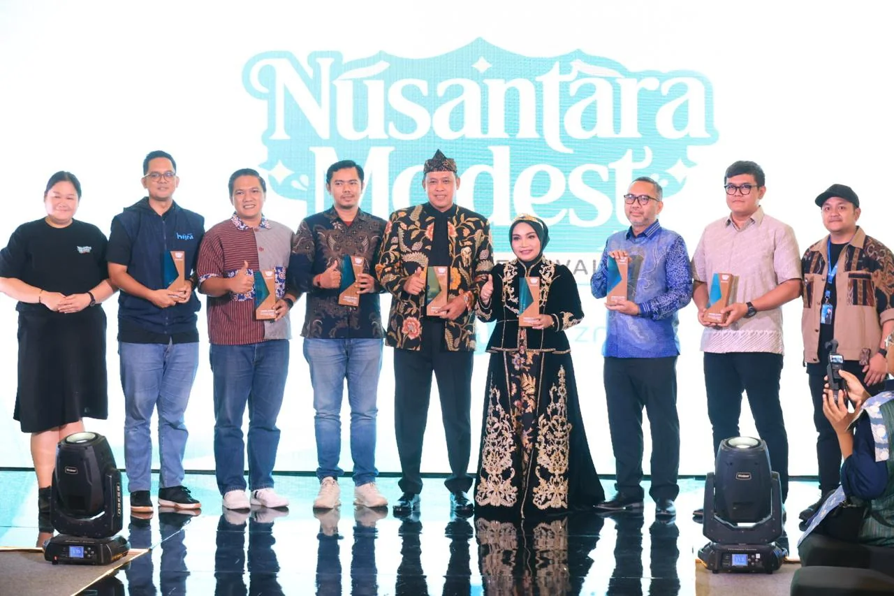 Wali Kota Bekasi Tri Adhianto bersama Ketua Dewan Kerajinan Nasional Daerah (Dekranasda) Kota Bekasi, Wiwiek Hargono, hadir sekaligus tampil dalam pameran fashion show Nusantara Modest.Dok-Diskominfostandi Kota Bekasi