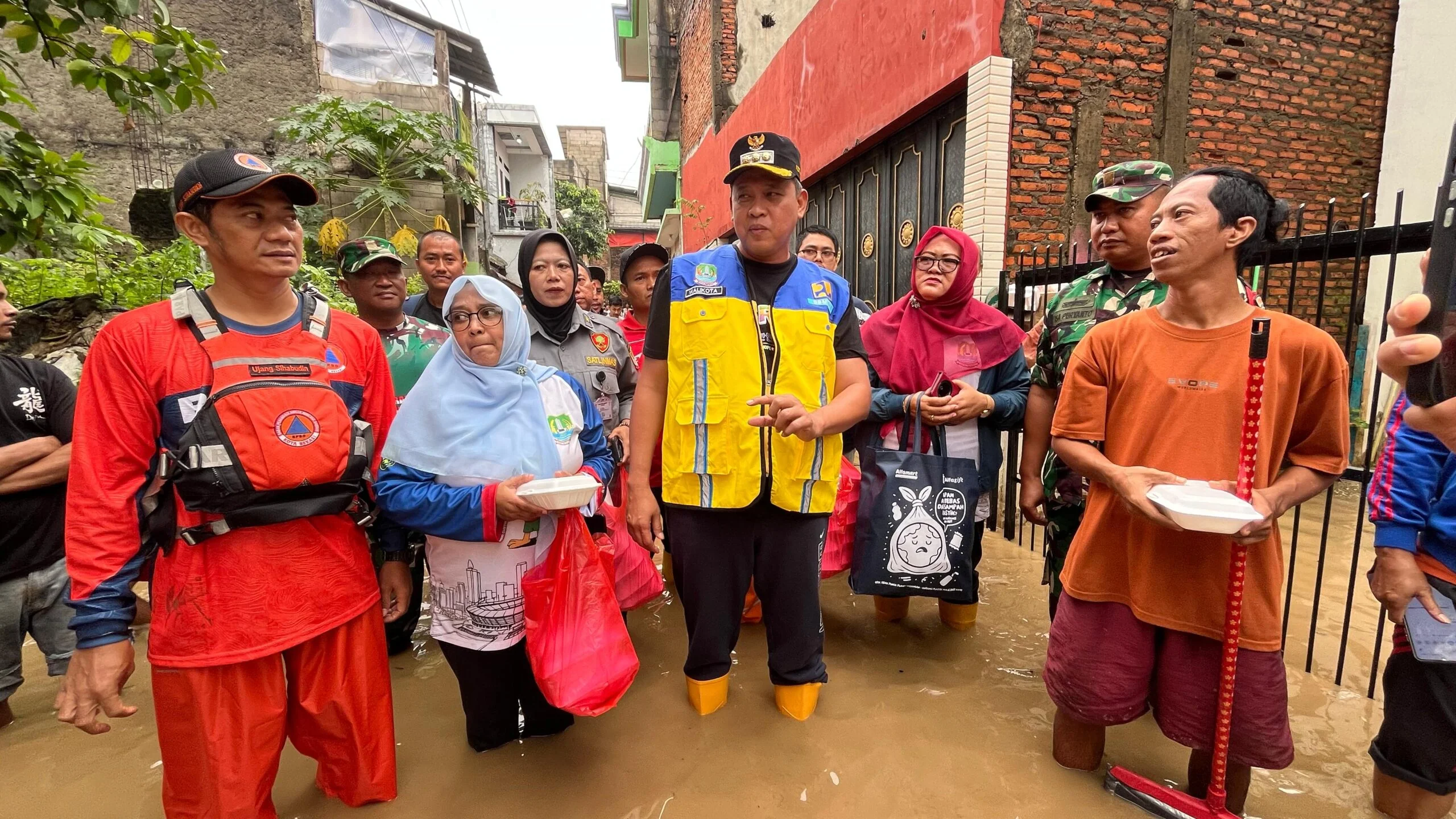 Wali Kota Bekasi, Tri Adhianto, meninjau langsung lokasi banjir yang merendam permukiman warga di Gang Mawar, Kelurahan Margahayu, Kecamatan Bekasi Timur.Dok-Diskominfostandi Kota Bekasi